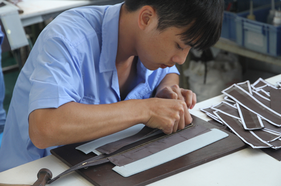 廣州博深皮具加工廠生產(chǎn)揪細(xì)節(jié)