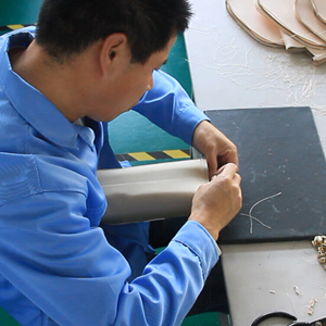廣州博深皮具廠生產解密-裝拉鏈工序