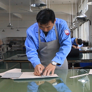 廣州博深皮具廠生產解密-裁皮工序