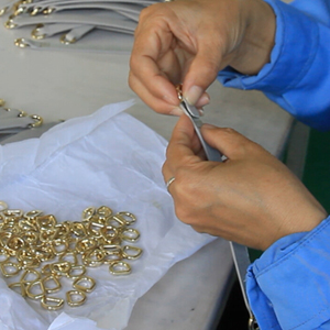廣州博深皮具廠生產解密-裝五金工序