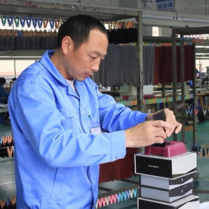 廣州博深皮具廠生產解密-油邊工序
