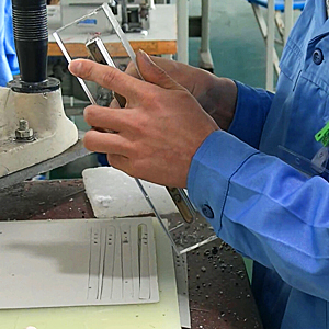 廣州博深皮具廠生產工序-沖床